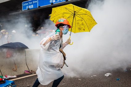 Gazem łzawiącym w demonstrantów. Dziesiąty weekend protestów w Hongkongu