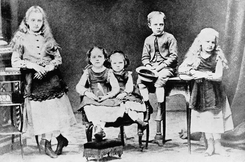 Maria Skłodowska (trzecia od lewej) ze swoim rodzeństwem