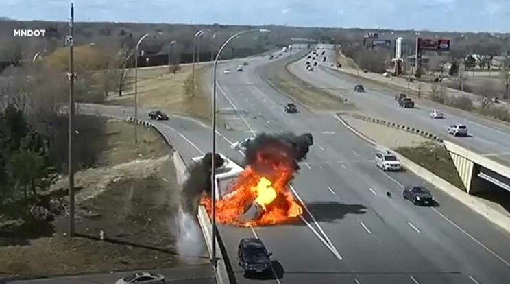 A teherautó óriási füsttel égett / Fotó: Minnesota Department of Transportation