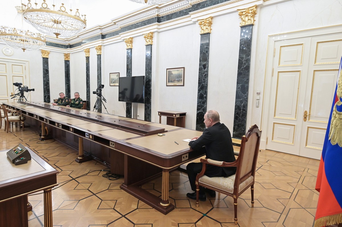 epa09789482 Russian President Vladimir Putin (R) attends a meeting with Russian Defence Minister Sergei Shoigu (C) and Russian General Staff ?hief Valery Gerasimov (L) in Moscow, Russia, 27 February 2022. Putin ordered the Ministry of Defence to transfer the containment forces to a special mode of combat duty. EPA/ALEKSEY NIKOLSKYI/SPUTNIK/KREMLIN / POOL Dostawca: PAP/EPA.