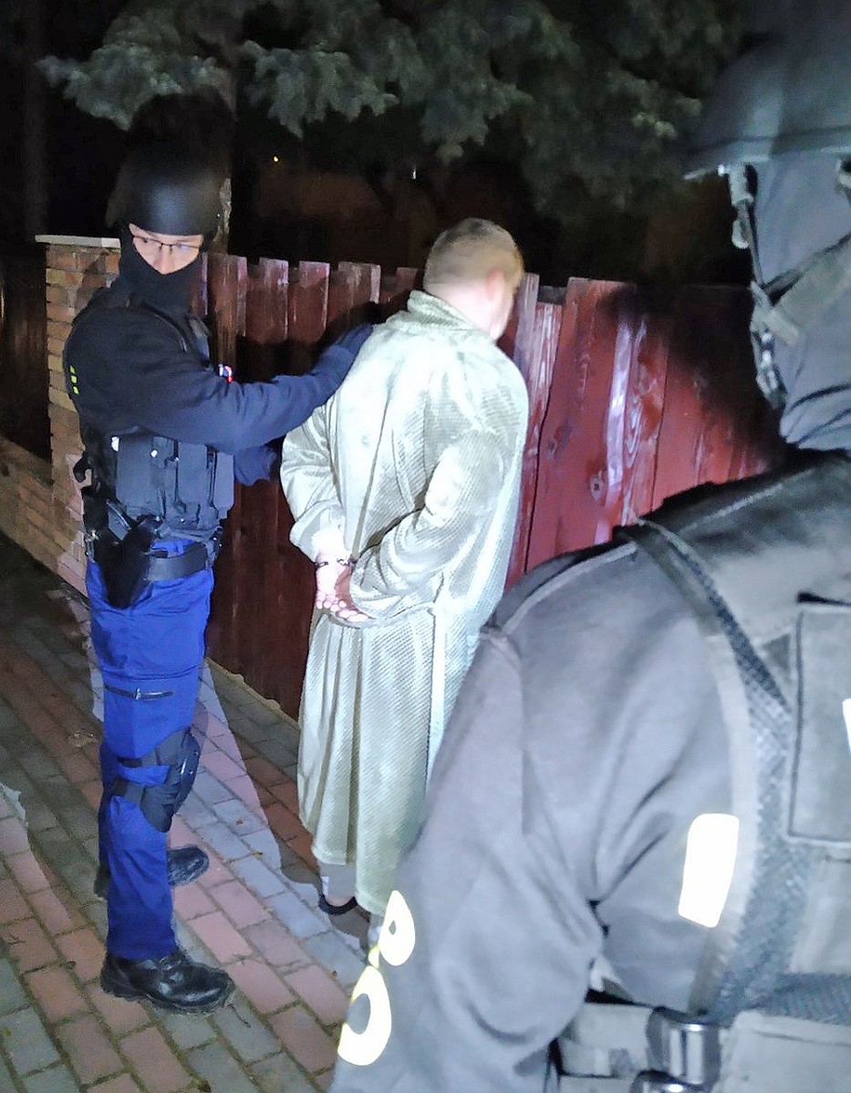 A férfit a házában kapták el a rendőrök, most házi őrizetben van. /Fotó: Police.hu