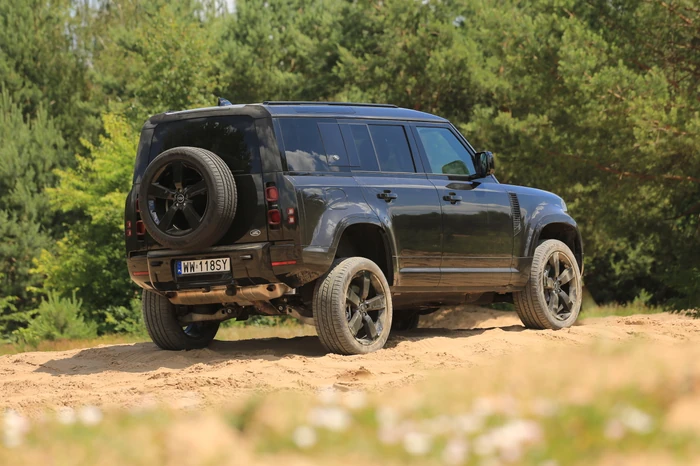 Land Rover Defender 110 