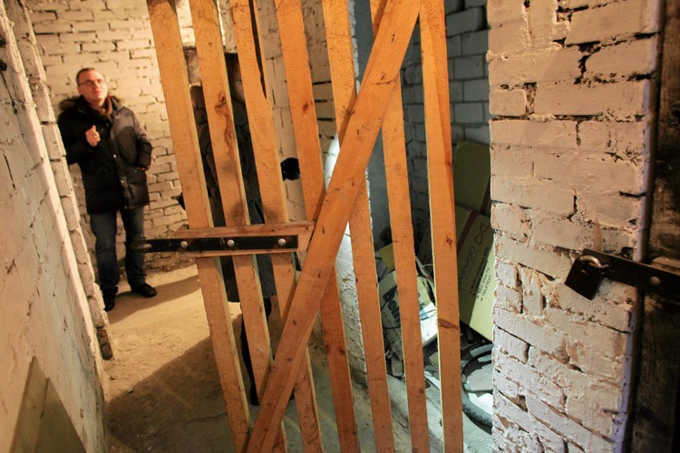 Piwnica w bloku, w którym mieszkał morderca dzieci Mariusz Trynkiewicz (tu ukrył ciała)