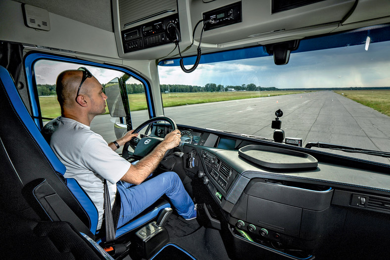 Volvo S60 Polestar vs Volvo FH 540 Performance Edition