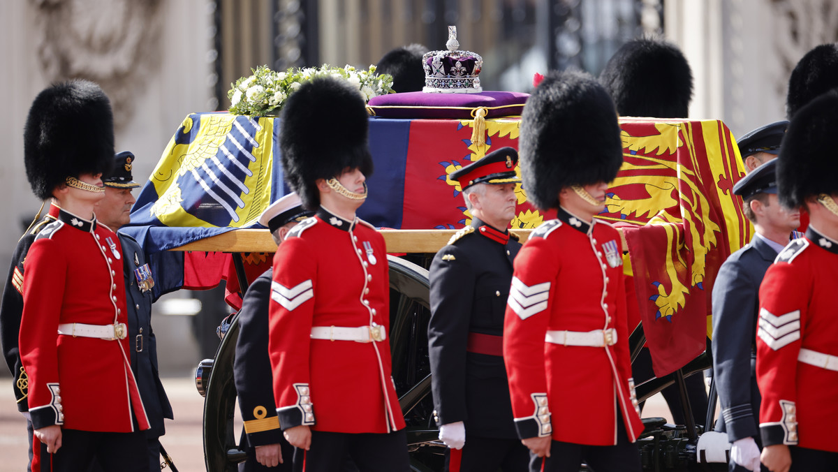 Odprowadzenie trumny z ciałem królowej Elżbiety II z Pałacu Buckingham do Pałacu Westminsterskiego