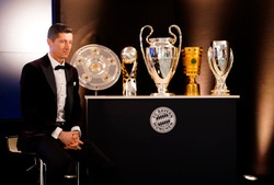 Lewandowski zaprezentował w łóżku wszystkie swoje tegoroczne trofea
