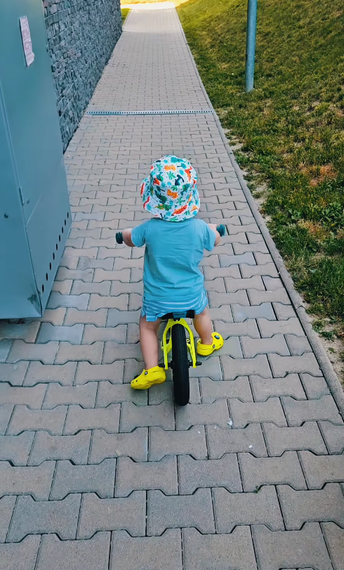 Sajfov synček na bicykli.