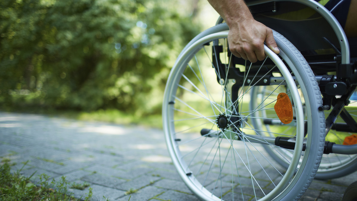 Tylko do 30 czerwca ważne są karty parkingowe dla osób niepełnosprawnych, wydane przed 1 lipca ub.r. Osoby, które dotychczas nie złożyły wniosku o wydanie nowej karty, mogą to zrobić w dowolnym powiatowym zespole ds. orzekania o niepełnosprawności.