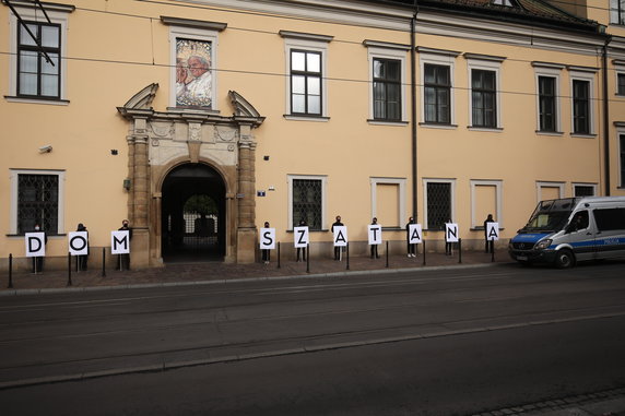 Strajk kobiet po wyroku TK w sprawie aborcji. Protestujący ułożyli napis "Dom Szatana" przed krakowską kurią