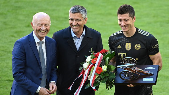 Robert Lewandowski i Herbert Hainer, prezydent Bayernu Monachium (w środku)