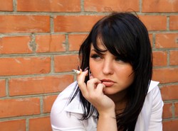 Mniej pracują i cześciej choruja. Palacze papierosów przynoszą straty