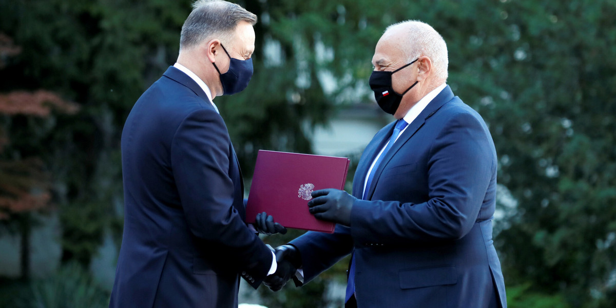 Andrzej Duda przyjął w czwartek dymisję ministra finansów Tadeusza Kościńskiego. Na zdjęciu podczas wręczania nominacji przy okazji rekonstrukcji rządu latem 2021 r.