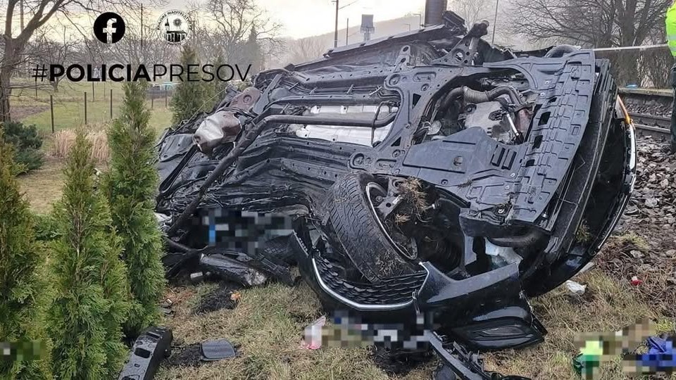 Drienovskej Novej Vsi došlo k tragickej zrážke motorového vozidla s vlakom. 