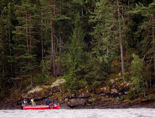 Służby ratunkowe przeczesują wyspę