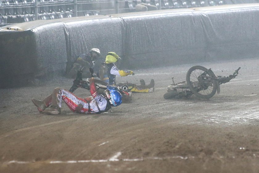 Zamiast planowanych 44 wyścigów, ostatecznie tegoroczny finał Speedway of Nations przerwano po wypadku Fredrika Lindgrena (35 l.), Olivera Berntzona (27 l.) i Szymona Woźniaka (27 l.) w 15. wyścigu, a medale rozdano na podstawie wyników po 14. biegu.