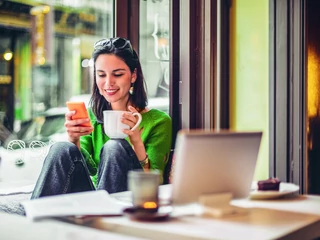 W kawiarniach i bibliotekach pracuje coraz więcej osób, więc te lokale też wprowadzają rozwiązania umożliwiające pracę zdalną.