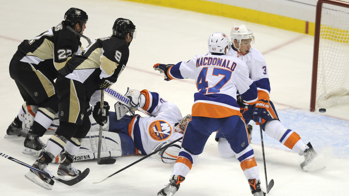 Bez żadnych problemów zwycięstwo w pierwszym meczu rywalizacji z New York Islanders osiągnęli hokeiści Pittsburgh Penguins. Pingwiny wygrały 5:0. W meczu nie wystąpił Sidney Crosby, który wciąż nie jest gotowy do gry z powodu złamanej szczęki.