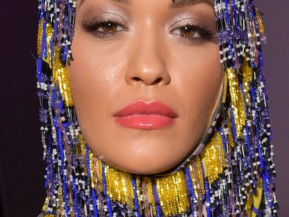 Rita Ora Teletubby ruhája a legviccesebb és lebizarrabb dolog, amit ma látni fogsz