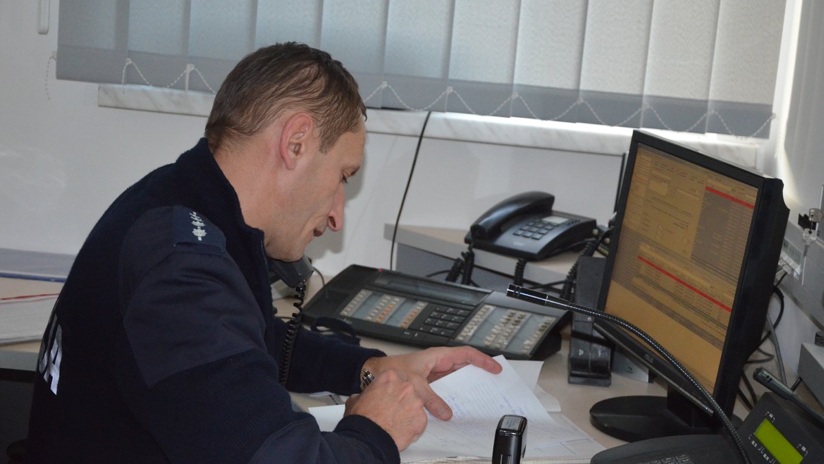 Oficer dyżurny komendy policji w Suchej Beskidzkiej (Małopolska) pomógł przez telefon uratować życie trzytygodniowego dziecka. Dzięki jego instrukcjom matka chłopca była w stanie przywrócić oddech niemowlakowi, który zakrztusił się przy jedzeniu.