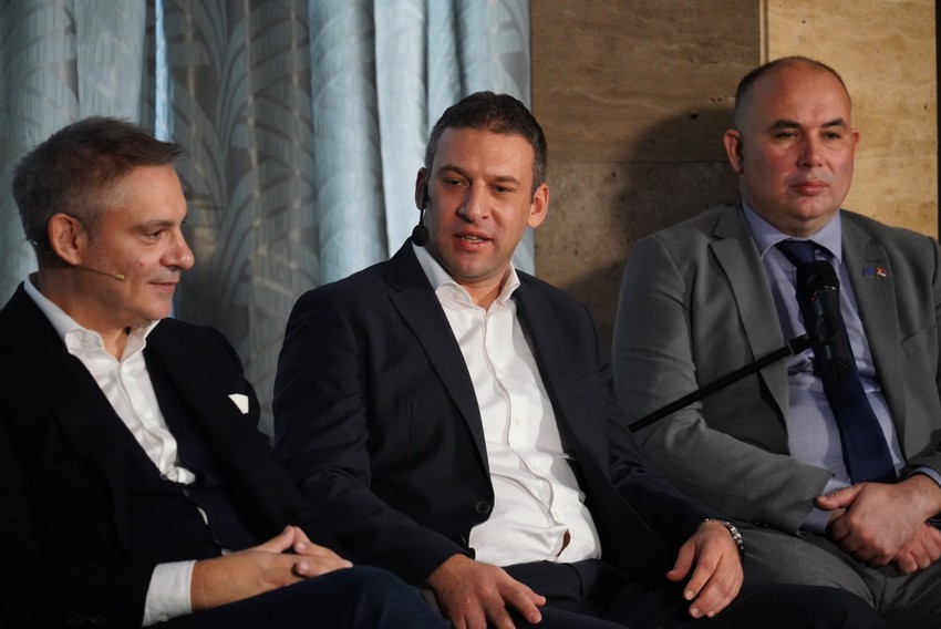 Darko Vučetić (u sredini)