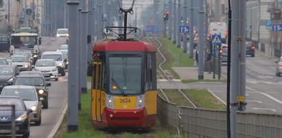 Niemal godzinę walczyli o życie kobiety w tramwaju. Tragiczny finał...