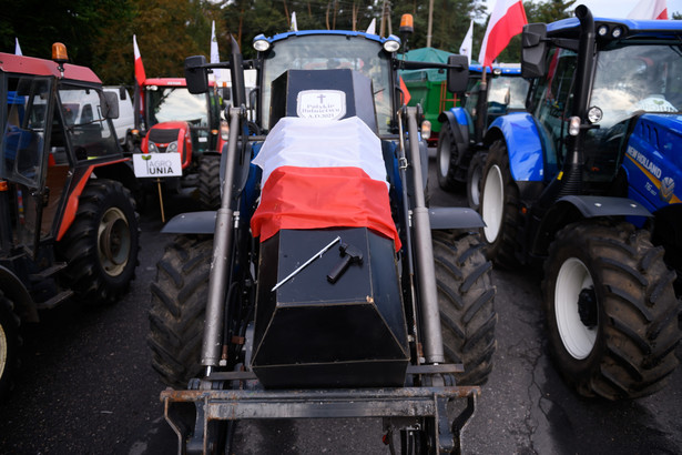 Przygotowania do protestu rolników w Nowym Mieście nad Wartą. Rolnicy zrzeszeni w Agrounii mają przez dobę blokować drogę krajową numer 11