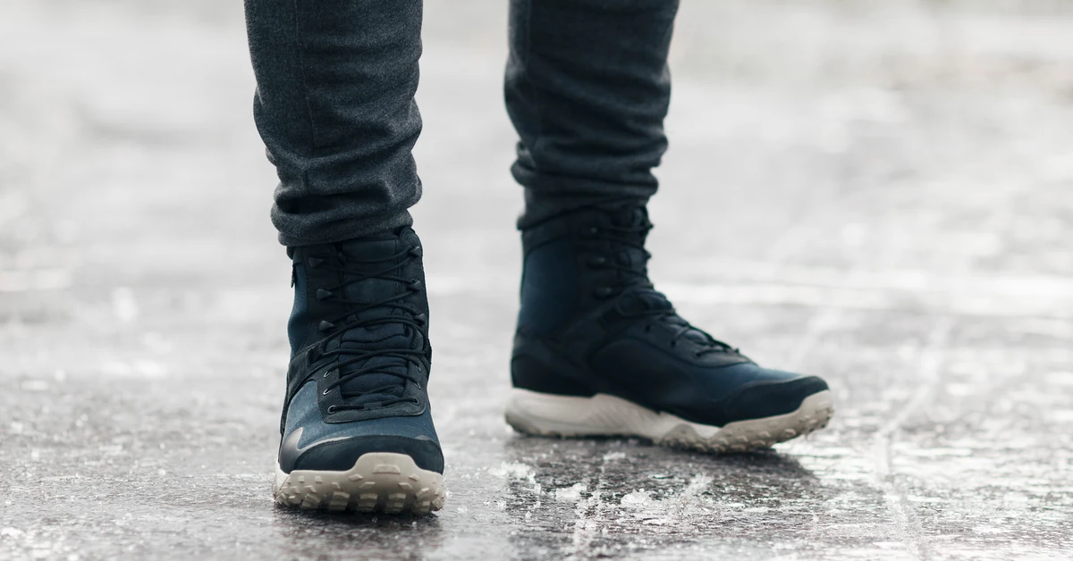 Jak uratować przemoczone buty? Wypróbuj sprawdzonej i bardzo taniej metody naszych babć. Tak pozbędziesz się wilgoci i nieprzyjemnego zapachu