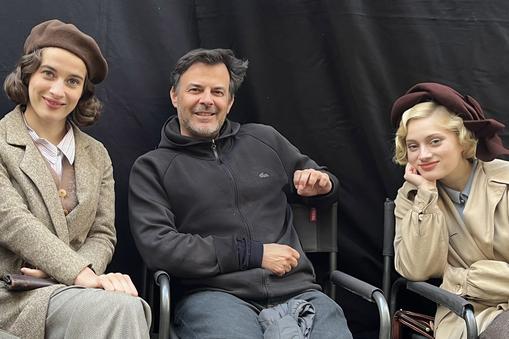 Rebecca Marder, ekranowa Pauline, reżyser François Ozon i Nadia Tereszkiewicz w roli Madeleine