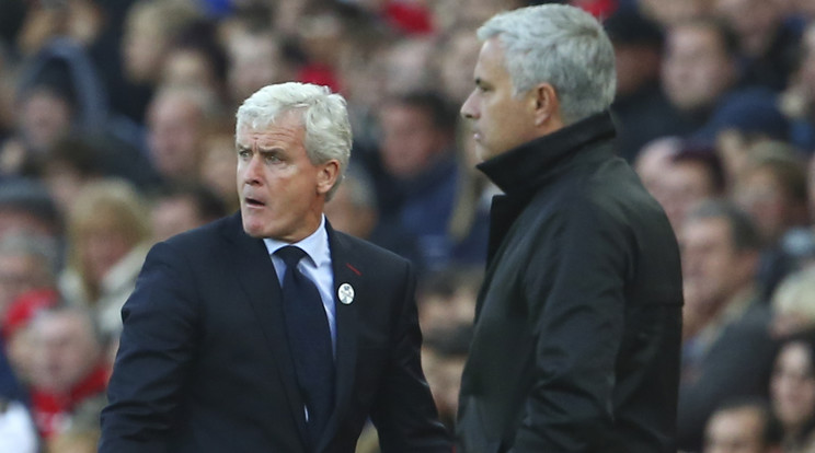 José Mourinho (jobbra) és 
Mark Hughes alaposan összeveszett a meccs közben /Fotó: AFP