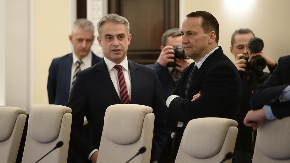 Radosław Sikorski (z prawej) z wicepremierem i ministrem cyfryzacji Krzysztofem Gawkowskim (z lewej) na posiedzeniu rządu