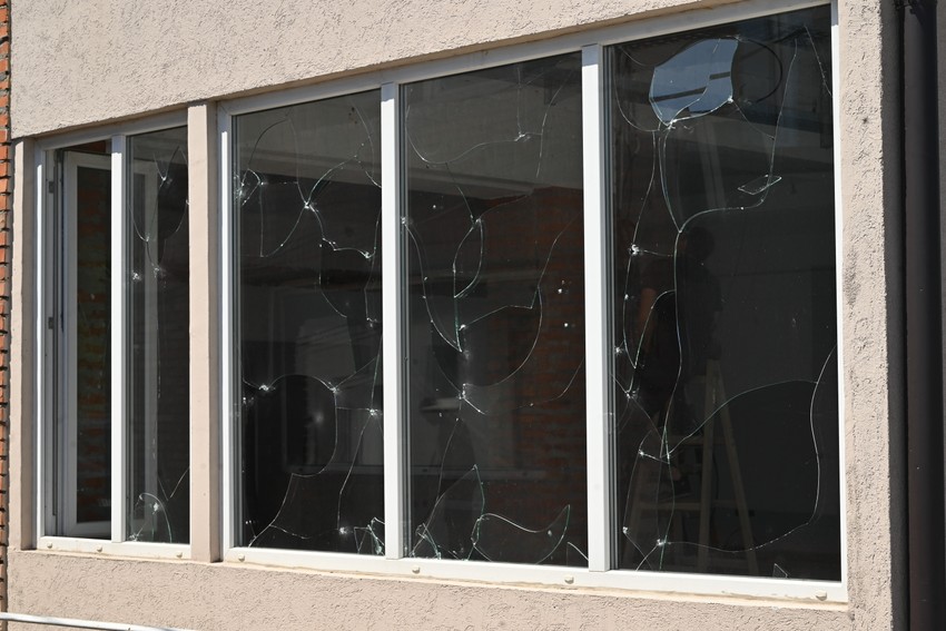Od eksplozije popucala stakla na lokalu