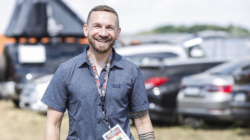 Przemysław Kossakowski pojawił się na Pol'and'Rock Festival 2021. Spał w namiocie na dachu auta