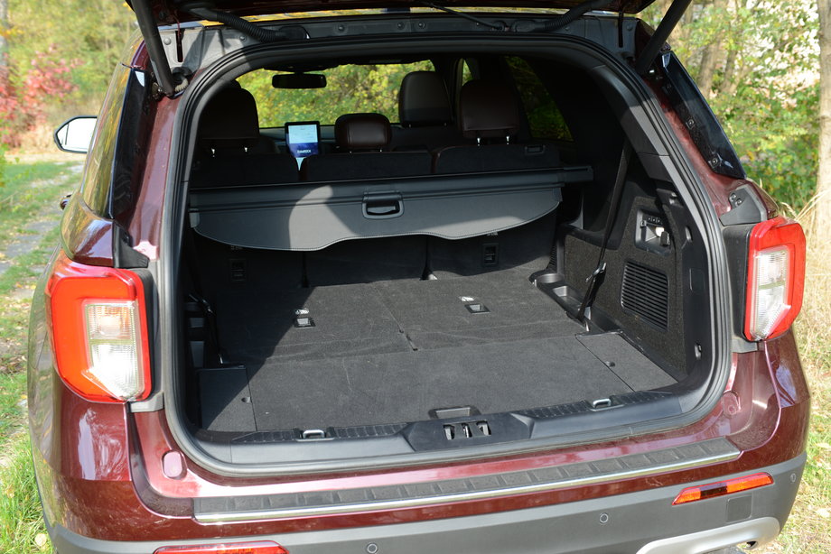 Ford Explorer 3.0 V6 Plug-in Hybrid ma ogromny bagażnik i nawet jak podniesiemy siedzenia trzeciego rzędu, to zostanie jeszcze trochę miejsca na niewielkie torby lub walizkę.
