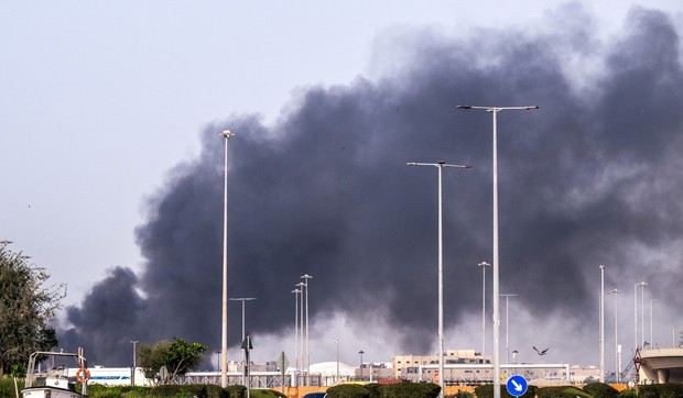 Dim iznad luke Zajed nakon iranskog udara na Abu Dabi 1. marta