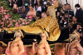 Uneli su ga kao LEPU BRENU na crveni tepih i tek tada je nastao lom! Evo koga su GOLI MUŠKARCI nosili dok je glumio KRALJICU UNIVERZUMA i to nije najveći šok sa MET GALE