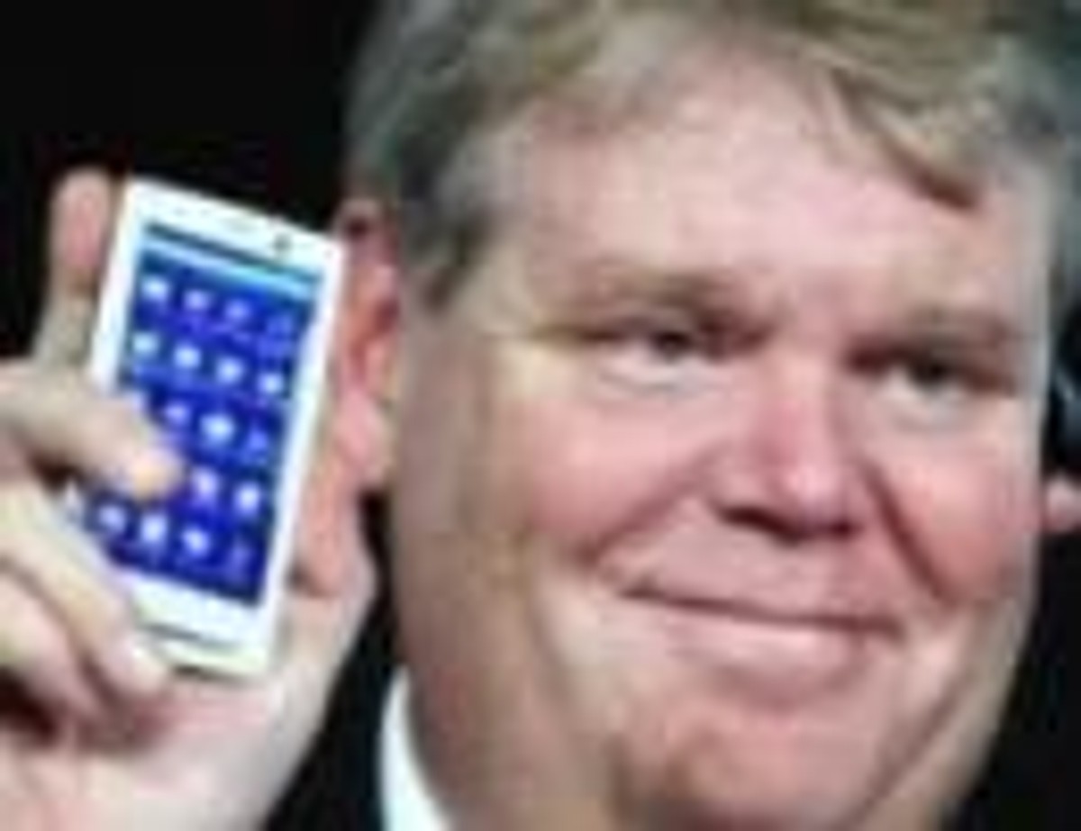 Bert Nordberg, prezes i dyrektor wykonawczy Sony Ericsson prezentuje smartphone Xperia, który będzie oferowany przez NTT DoCoMo, największego operatora telefonii komórkowej w Japonii.