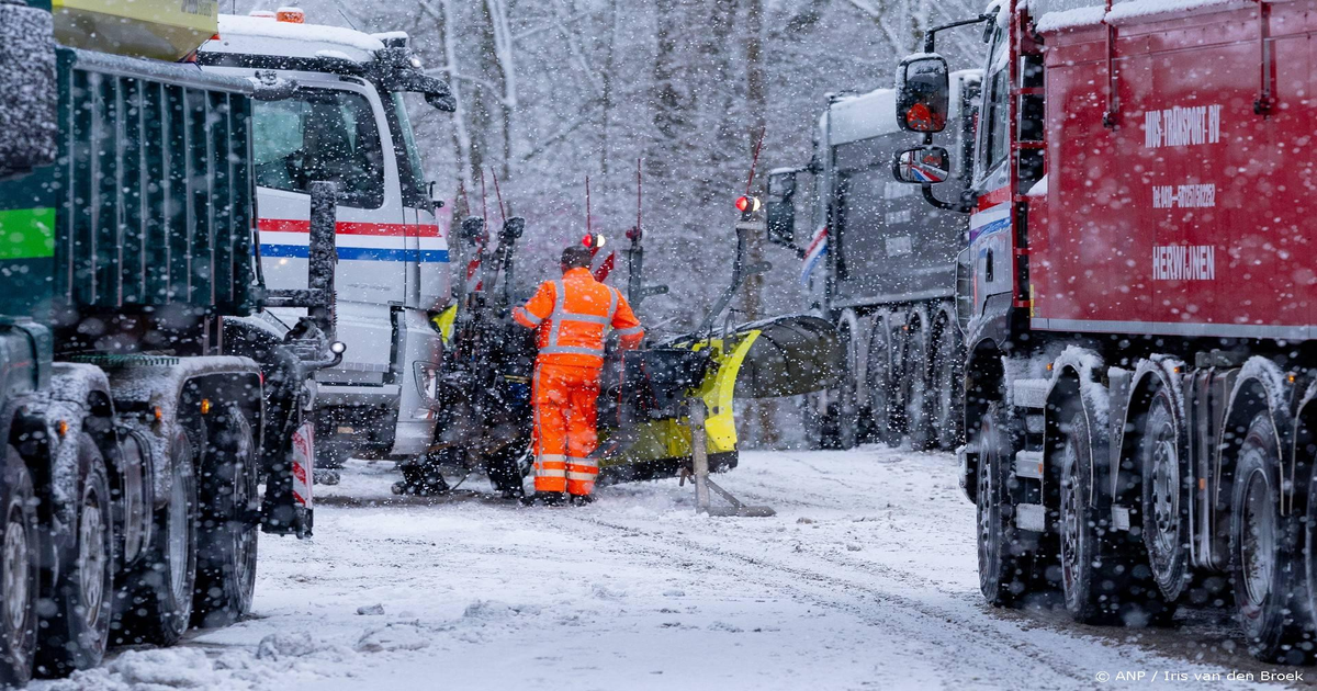 Winterchaos escaleert: dode bij Ugchelen, honderden vluchten geannuleerd