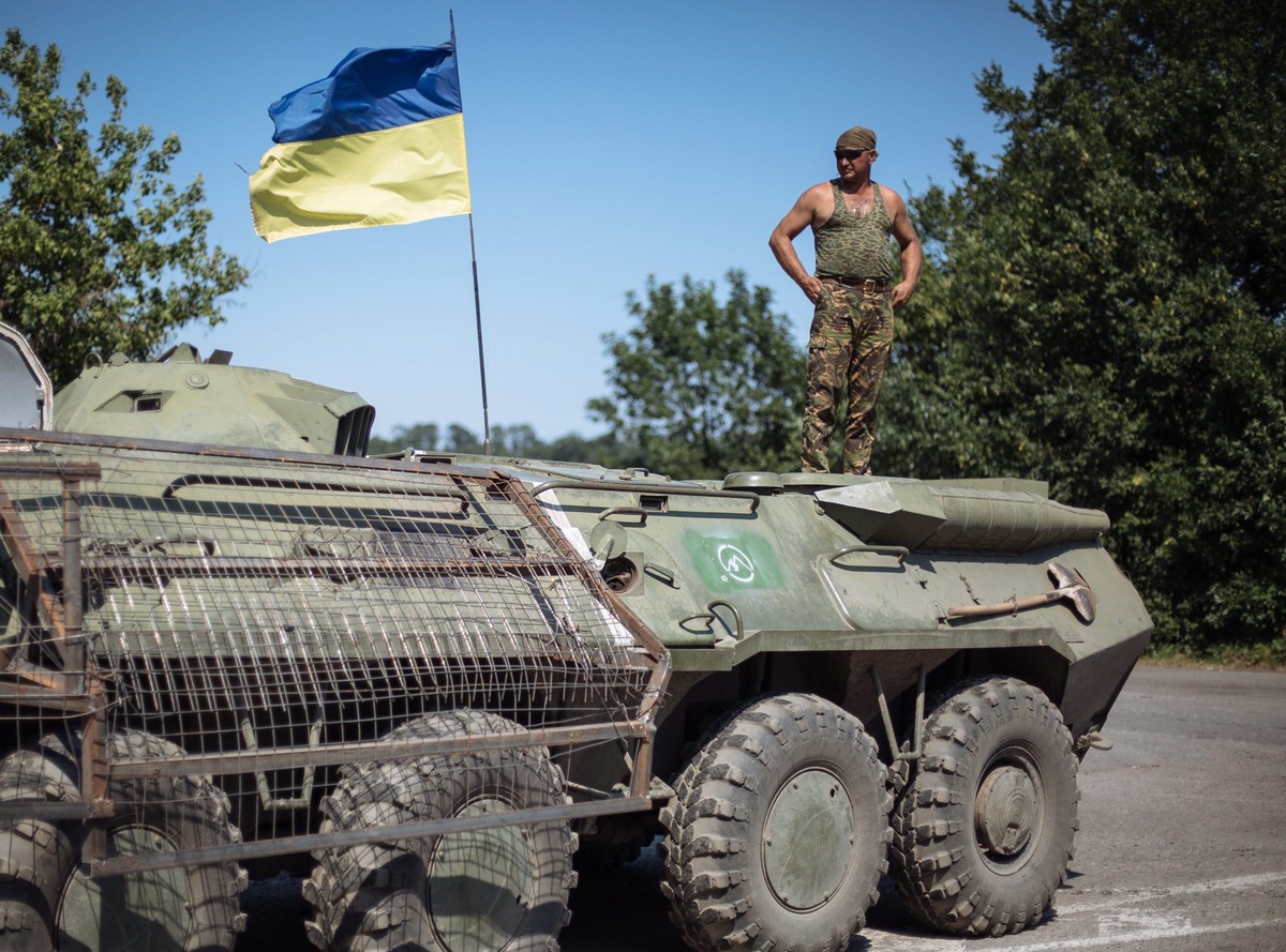 Ukraiński żołnierz w punkcie kontrolnym na wschodzie Ukrainy