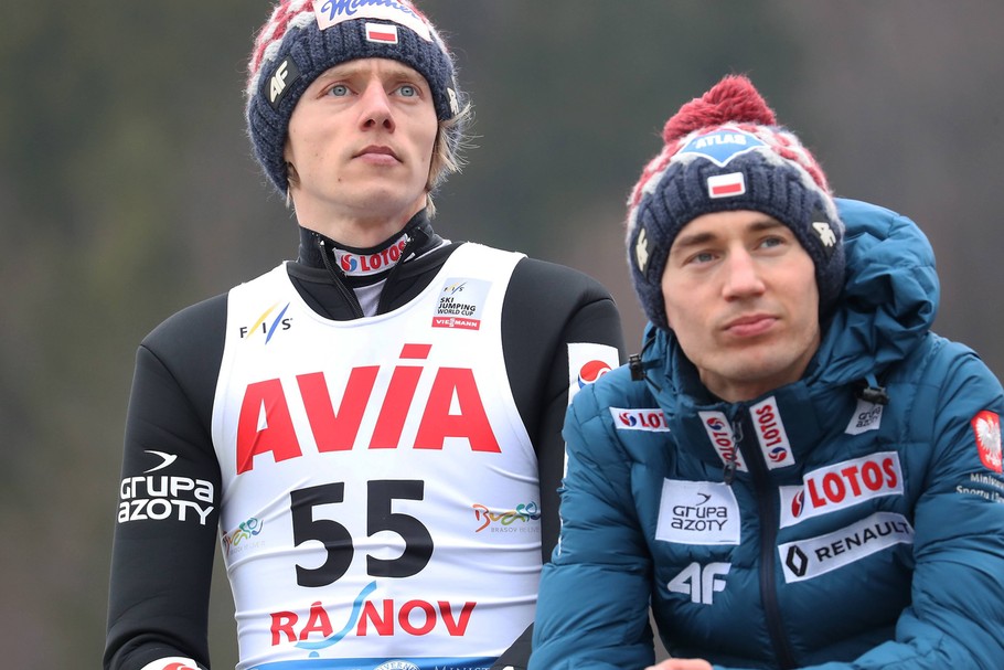 Dawid Kubacki i Kamil Stoch po drugiej serii indywidualnego konkursu Pucharu Świata w skokach narciarskich w rumuńskim Rasnovie. 22 lutego 2020 r.