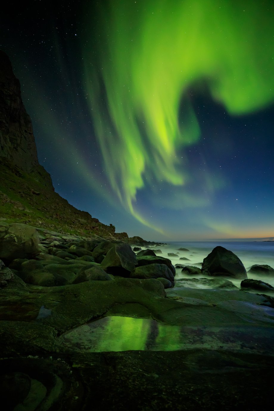  Aurora Borealis tańczy nad plażą Utakleiv na Lofotach