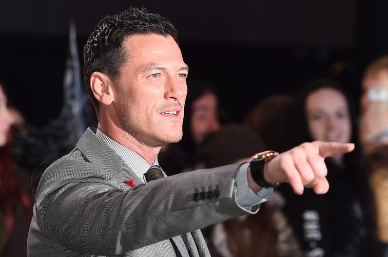 Luke Evans na premierze w Londynie