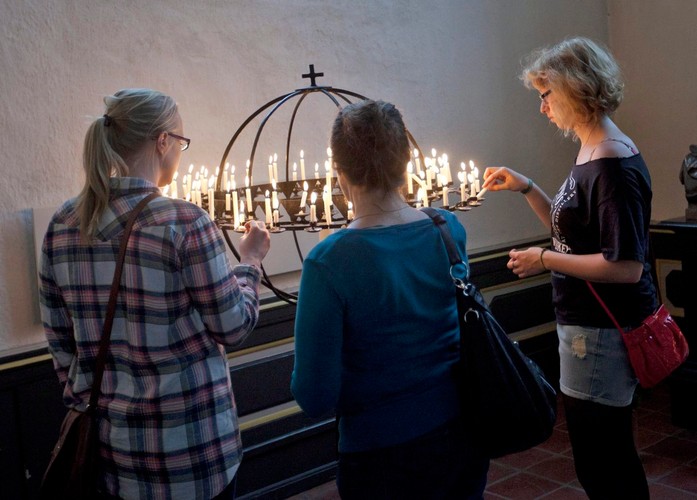 Świece w hołdzie ofiarom w katedrze w Oslo