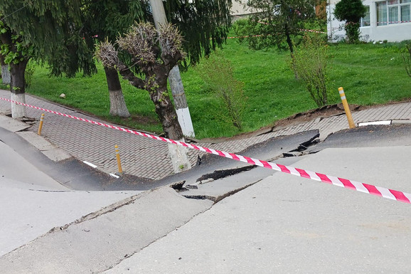 NAREĐENA HITNA EVAKUACIJA! "Pukao" beton u rumunskom gradu, krater dubok DVA METRA (FOTO)