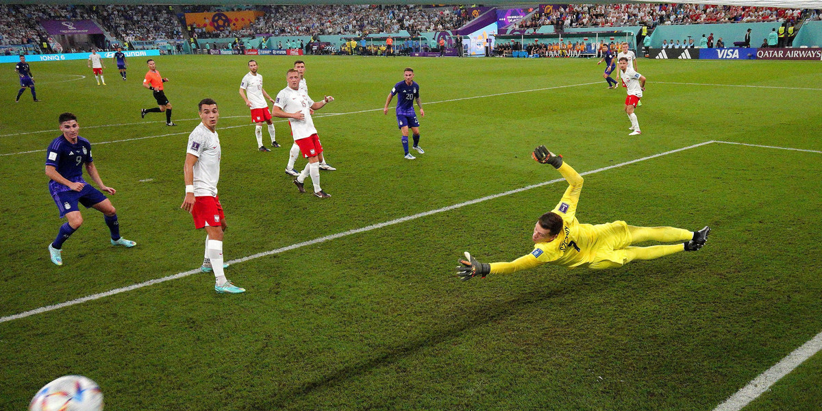 Wojciech Szczęsny latał w swojej bramce podczas meczu z Argentyną. 