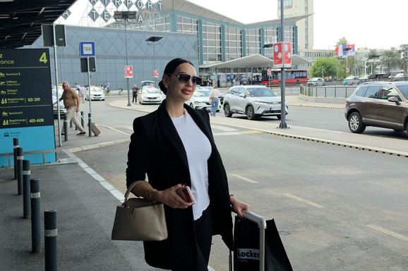 KATARINA GRUJIĆ U LEŽERNOM IZDANJU NA AERODROMU Na ruci skupa torba, a na licu naočare, potkačila kolege: "Svako ko je trebalo da bude tu, bio je" (VIDEO)
