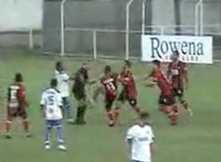 Ten sędzia rzucił się piłkarzowi do gardła