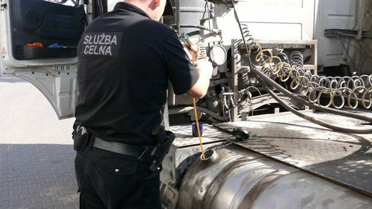 Funkcjonariusze kieleckiej i łódzkiej Służby Celnej prowadzili we wtorek kontrole paliwa używanego do napędu ciężarówek w 3 firmach budowlanych w Starachowicach, należących do tego samego właściciela.