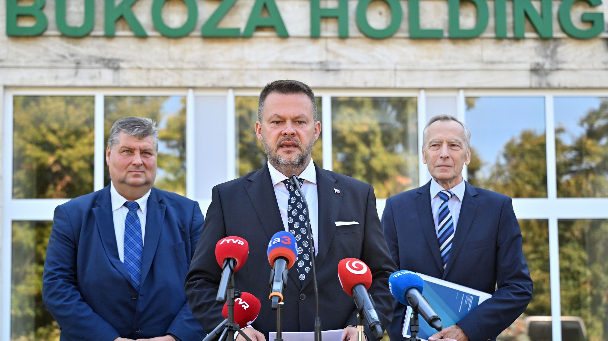 Primátor mesta Vranov nad Topľou Ján Ragan, minister investícií, regionálneho rozvoja a informatizácie (MIRRI) SR Samuel Migaľ (nezávislý) a zástupca investora Ján Figeľ počas tlačovej konferencie na tému: Bukózu Vranov chceme a musíme zachrániť - podpísanie memoranda o spolupráci s cieľom obnovy a ďalšieho využitia areálu bývalého závodu Bukóza pred budovou bývalého riaditeľstva závodu Bukóza v obci Hencovce v okrese Vranov nad Topľou.