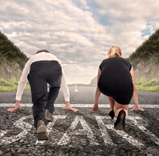 To mit, nie ma potwierdzenia w faktach. Ale jeśli dopada, można go łatwo zwalczyć – aktywnością. Warto pokazać swoją innowacyjność, łatwość liderowania, sprawiania, że sprawy zostają załatwione. Przywołać przykłady ulepszeń, które się zastosowało czy projektów, które przyniosły firmie oszczędności lub zysk.