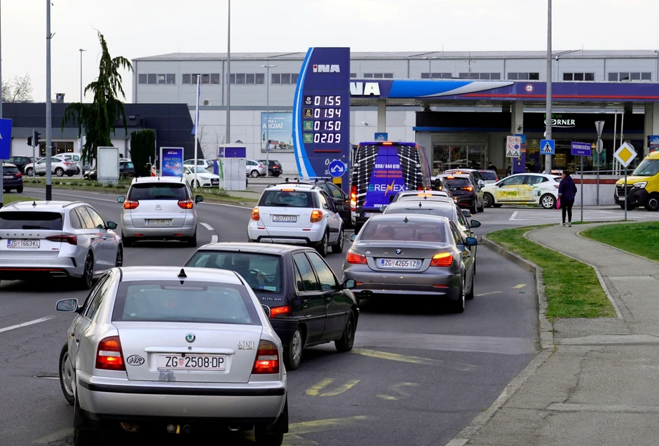 Gužva na pumpi u Hrvatskoj | Foto: EPA